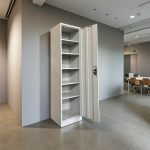 Ντουλάπα-στήλη Koya pakoworld μέταλλο σε απόχρωση ανοιχτό γκρι 50x45x180εκ - Image 2